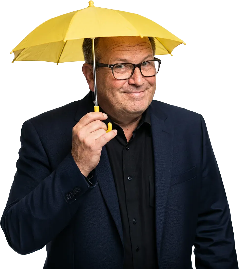 Stefan Porciello schmunzelnd unter einem kleinen gelben Regenschirm